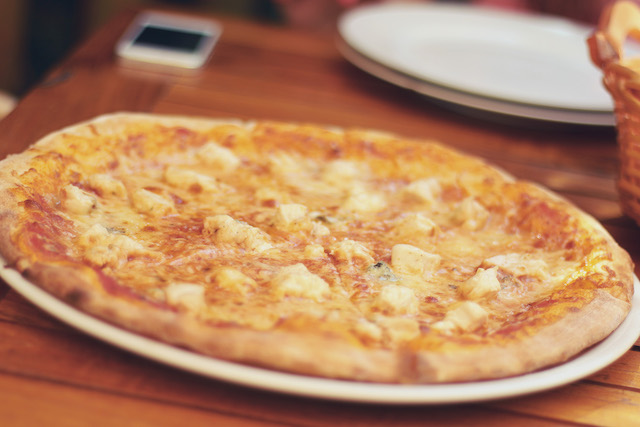 http://13.229.91.231/wp-content/themes/gloriafood-restaurant/assets/starter/food-delivery.jpg